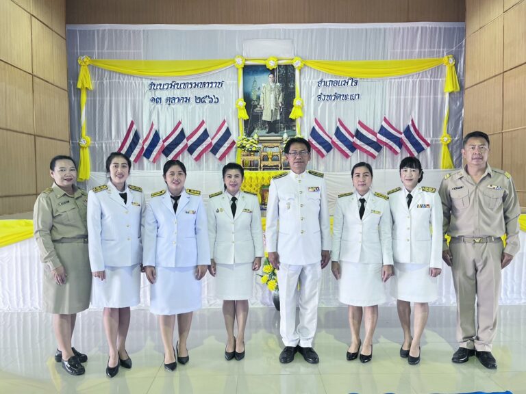 กิจกรรมเนื่องในวันนวมินทรมหาราช สวดพระพุทธมนต์และทำบุญตักบาตรถวายพระราชกุศล และพิธีวางพวงมาลา